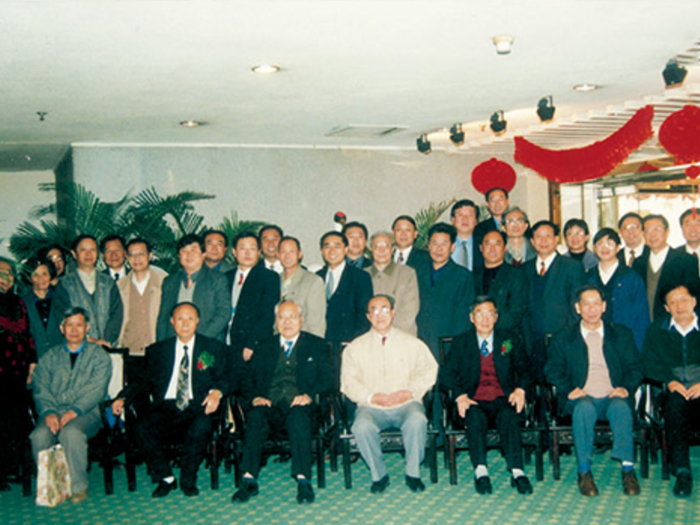 1999年,我公司主要负责人与中国腐蚀界元老、专家及中国腐蚀与防护学会主要领导合影