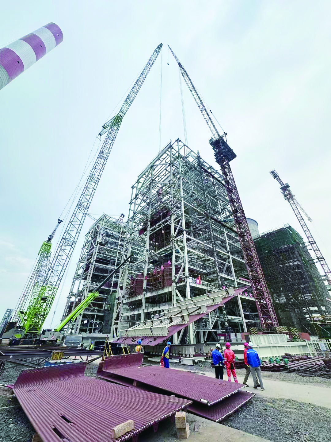 图为江苏帝邦电建分公司承接的河南能信2#锅炉正在紧张安装中